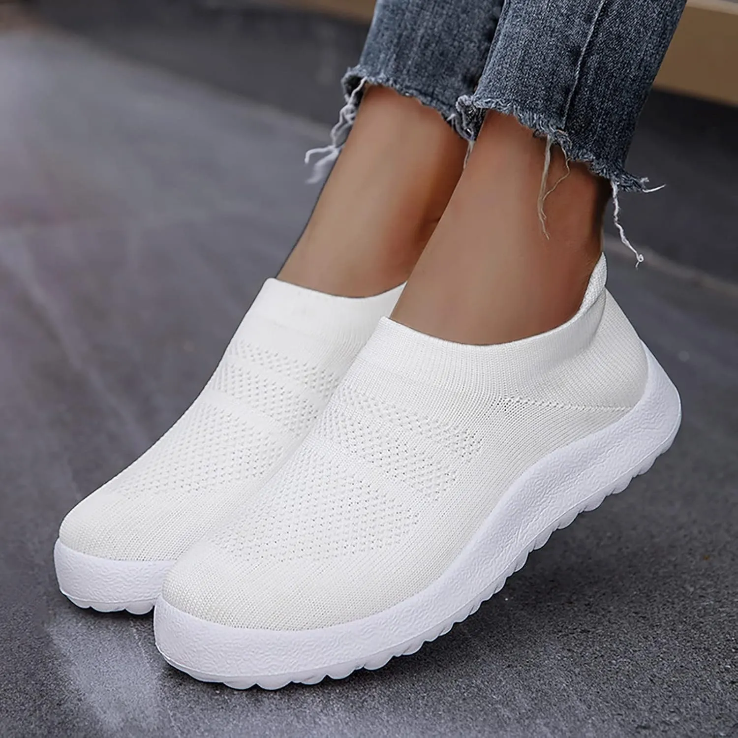Fashion Summer Men Sports Shoes Flat Bottom Lightweight Slip On Flying Woven Mesh Sneaker Rack for Sneaker Boots Men