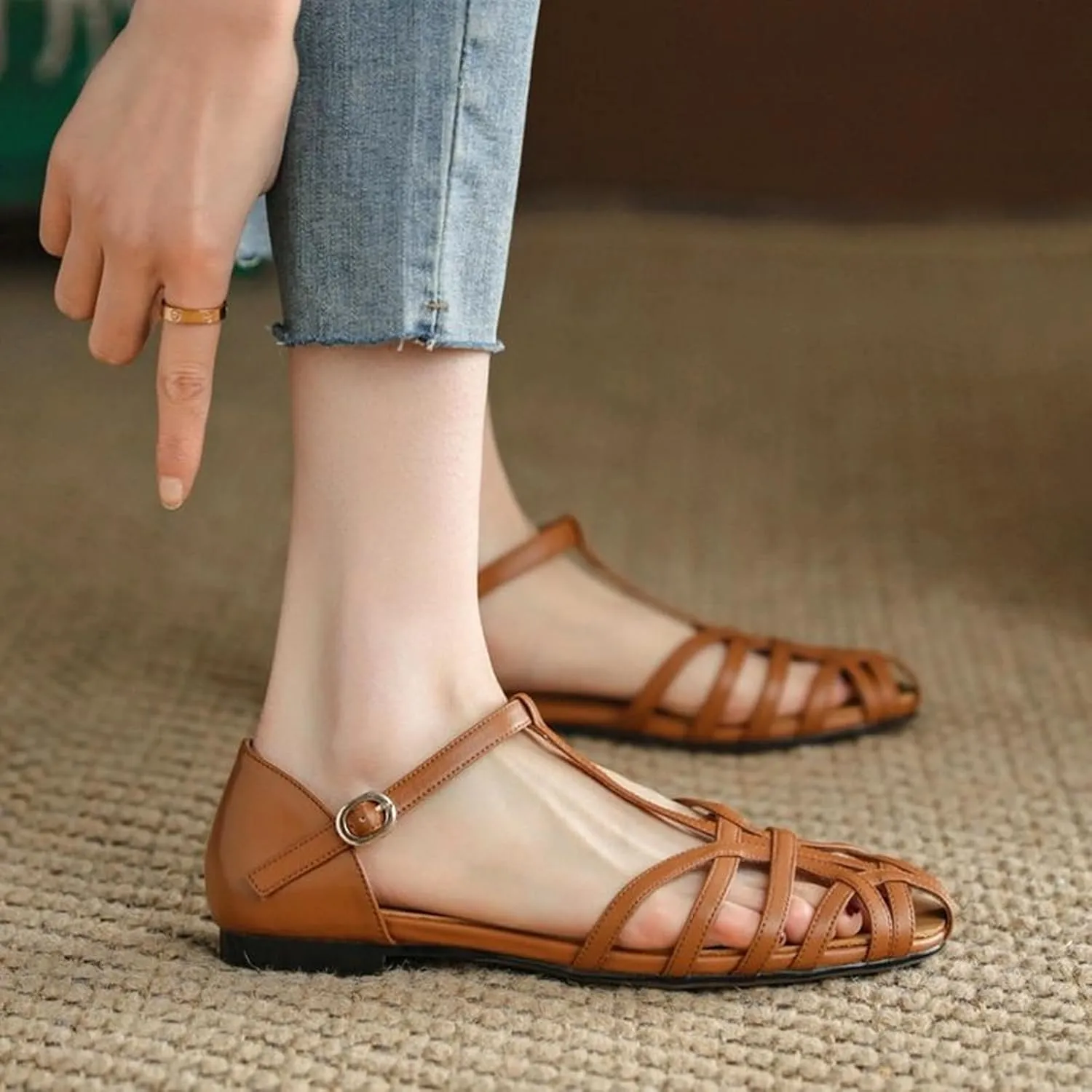 Women's Caged Closed Toe Flat Sandals T Strap Comfortable Adjustable Buckle Hollow Out Roman Sandals Vintage Casual Beach Sandals